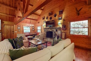 Televisión, chimenea y estéreo 