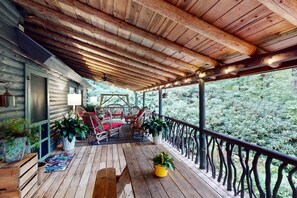 Property grounds - Dod-Friendly with Hot Tub & Fire Pit Overlooking Golf Course at Lake Toxaway (Lake Toxaway)