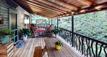 Enchanting Cabin with Hot Tub & Fire Pit Overlooking Golf Course at Lake Toxaway