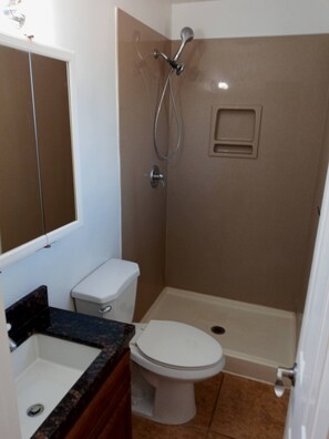 Sèche-cheveux, serviettes fournies, savon, papier toilette