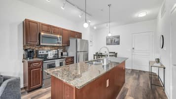 Coffee/tea maker, fridge, microwave, oven