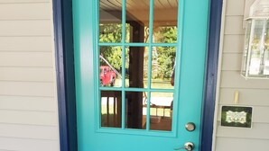 A turquoise door with a glass panel, a metal handle, and a doormat. - 645 Sycamore in Lakeside (Lakeside)