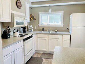 Fridge, microwave, oven, stovetop - 502 Walnut in Lakeside (Lakeside)