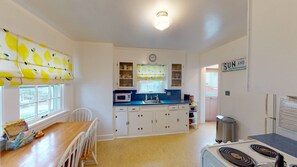 Fridge, microwave, oven, stovetop - Charming two bedroom cottage inside Lakeside! (Lakeside)