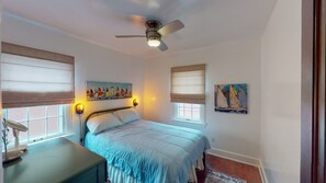 2 bedrooms, WiFi - Charming two bedroom cottage inside Lakeside! (Lakeside)