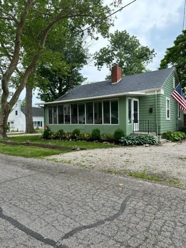 Charming two bedroom cottage inside Lakeside!