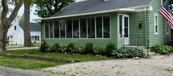 Charming two bedroom cottage inside Lakeside!