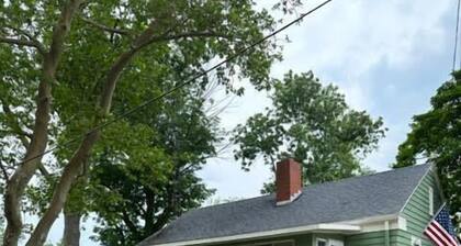 Charming two bedroom cottage inside Lakeside!