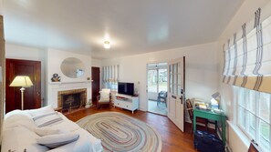 TV - Charming two bedroom cottage inside Lakeside! (Lakeside)