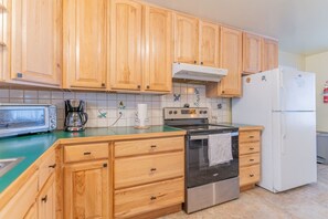 冷蔵庫、電子レンジ、オーブン、コンロ