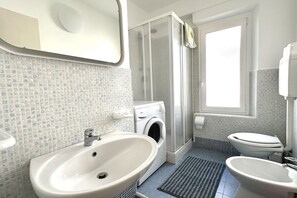 Regadera, bidet, toallas 