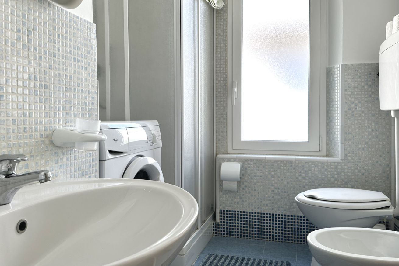 Shower, bidet, towels