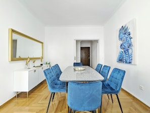 Living area - Athens Divas Velvet Gold Suites (Athens)
