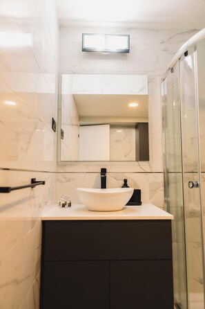 Hair dryer, towels, soap, toilet paper - Trendy Studio Apartment in City Core! (BGJ)