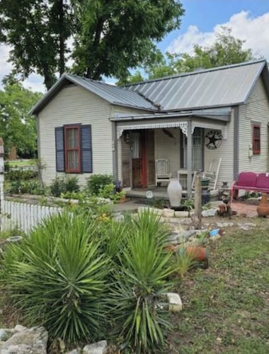  Sunday Haus- 2 blocks from Main Street! Sleeps 4