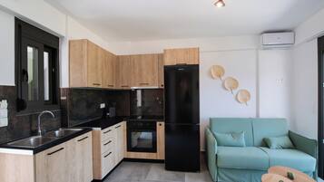 Oven, stovetop, electric kettle, cookware/dishes/utensils