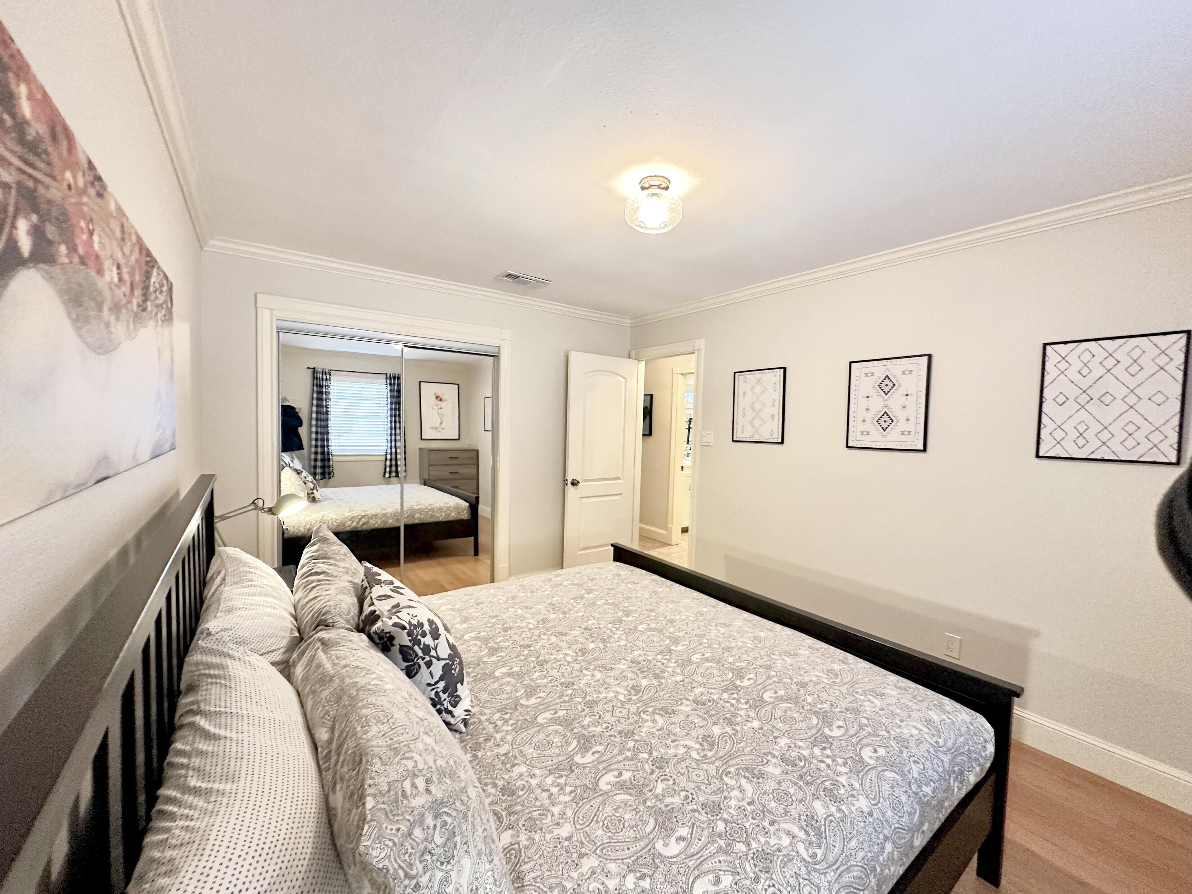 2 soverom, skrivebord, strykejern/-brett og wi-fi (inkludert)