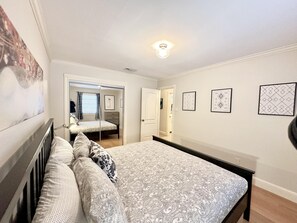 2 室のベッドルーム、デスク、アイロン / アイロン台、WiFi (無料)