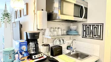 Microondas, cafetera y tetera, tostadora y utensilios de cocina