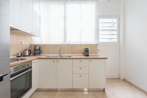 Refrigerador con freezer, horno, placa de cocina, tostadora