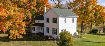 Grange Hill Farmhouse - unwind in wine country, 15 minutes from Lake Michigan 