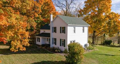 Grange Hill Farmhouse - unwind in wine country, 15 minutes from Lake Michigan