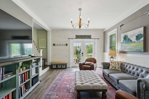 Grange Hill Farmhouse - unwind in wine country, 15 minutes from Lake Michigan 