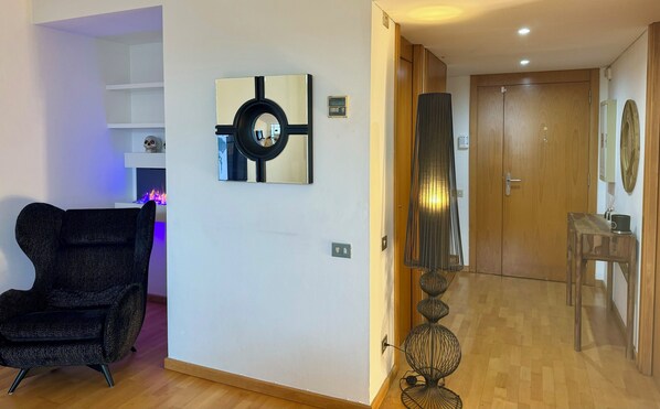 Interior - Cozy 1-double bedroom in fabulous penthouse Barcelona downtown with WiFi, AC (Barcelona)