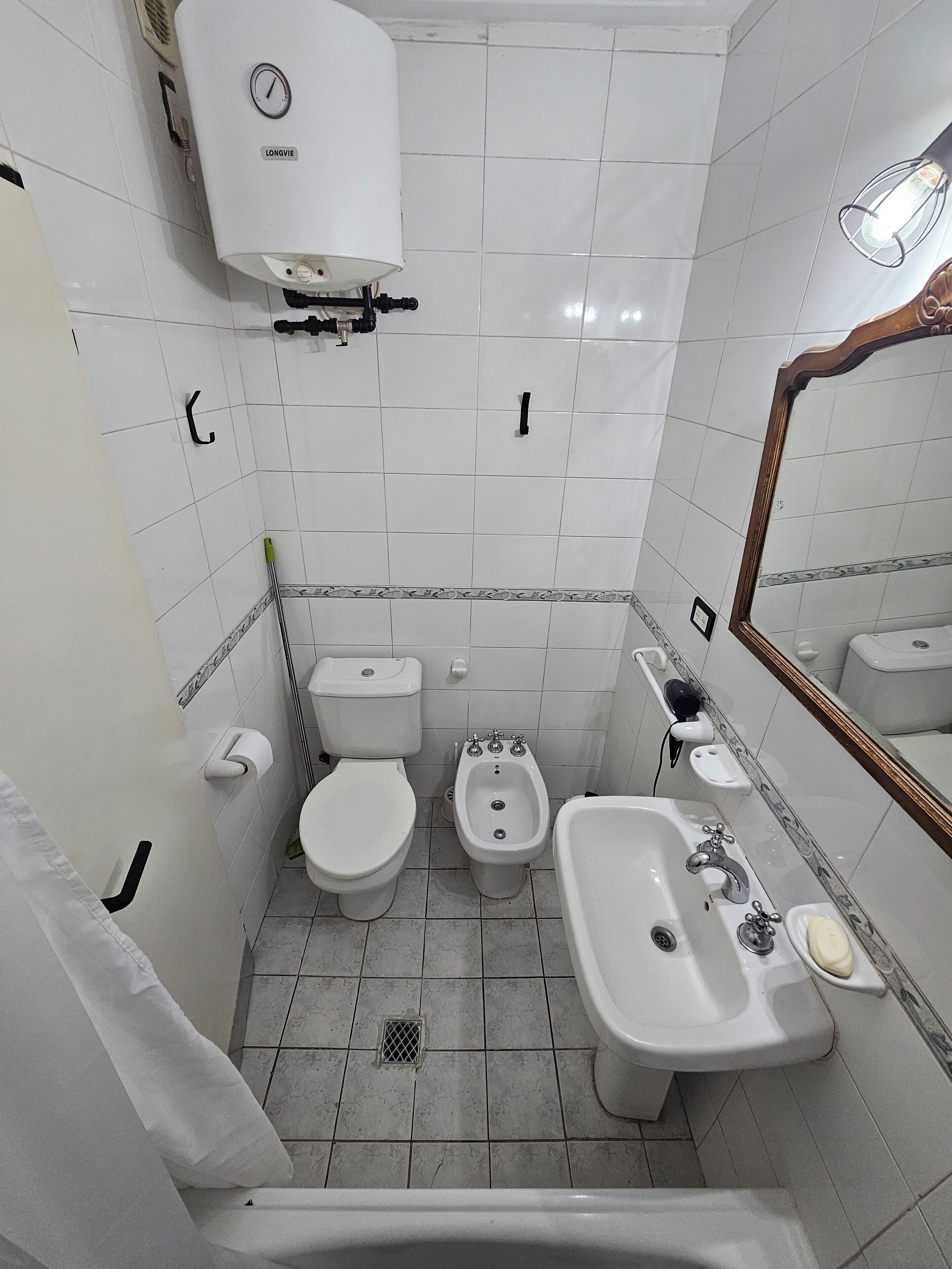 吹风机、坐浴桶、毛巾、肥皂