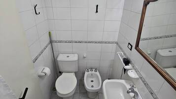 Haartrockner, Bidet, Handtücher, Seife