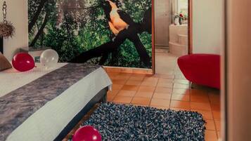 8 Schlafzimmer, Schreibtisch, Bügeleisen/Bügelbrett, Reisekinderbett