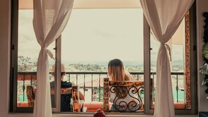 A balcony with a view of a bridge and landscape. - large villa with 8 luxury rooms, pool with lights, 3 hydrotherapy, gym, wifi !!  (Pereira)