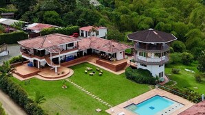 A large, multi-story house with a pool and a circular driveway. - large villa with 8 luxury rooms, pool with lights, 3 hydrotherapy, gym, wifi !!  (Pereira)