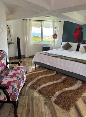 8 chambres, bureau, fer et planche à repasser, lit de bébé portatif