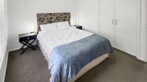 2 bedrooms, iron/ironing board, WiFi, bed sheets - H2O Holiday Apartments - Unit 10 (North Haven)
