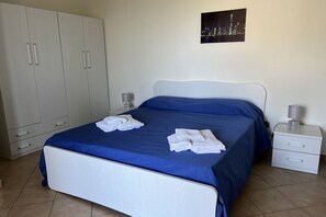 1 dormitorio, tabla de planchar con plancha, wifi y ropa de cama