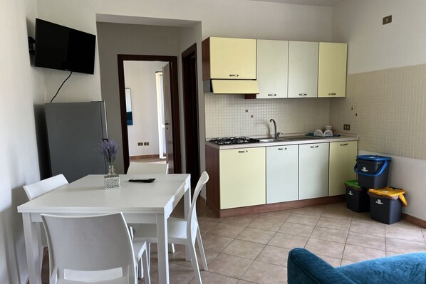 Frigorífico, placa de cocina, cafetera o tetera y utensilios de cocina