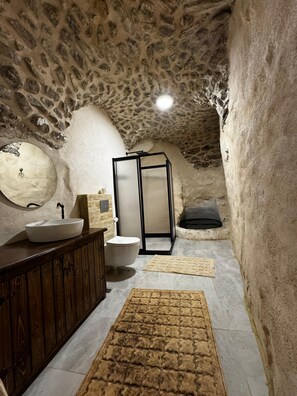 Een douche, een haardroger, handdoeken, zeep