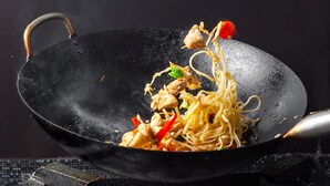A wok with noodles and vegetables. - Kochan Konagi (Mardin)