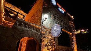 A stone building with a sign reading 'KOC HAN CAFE' and 'KOÇ HAN KONAKLARI.' - Kochan Konagi (Mardin)