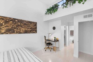 2 bedrooms, desk, iron/ironing board, travel cot - ~The Hidden Gem~ King Bed and Hot Tub!
(Chandler)