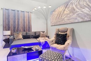 TV - ~The Hidden Gem~ King Bed and Hot Tub!
(Chandler)