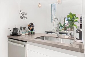 Fridge, microwave, oven, stovetop - ~The Hidden Gem~ King Bed and Hot Tub!
(Chandler)