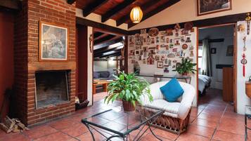 TV layar datar dan perapian