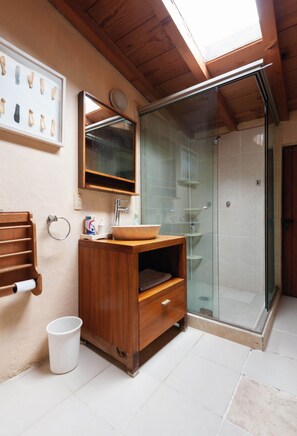 Pancuran mandi, tuala disediakan, syampu 