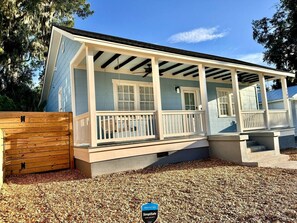 Exterior - Newest Cottage Downtown. Pets are allowed (Beaufort)