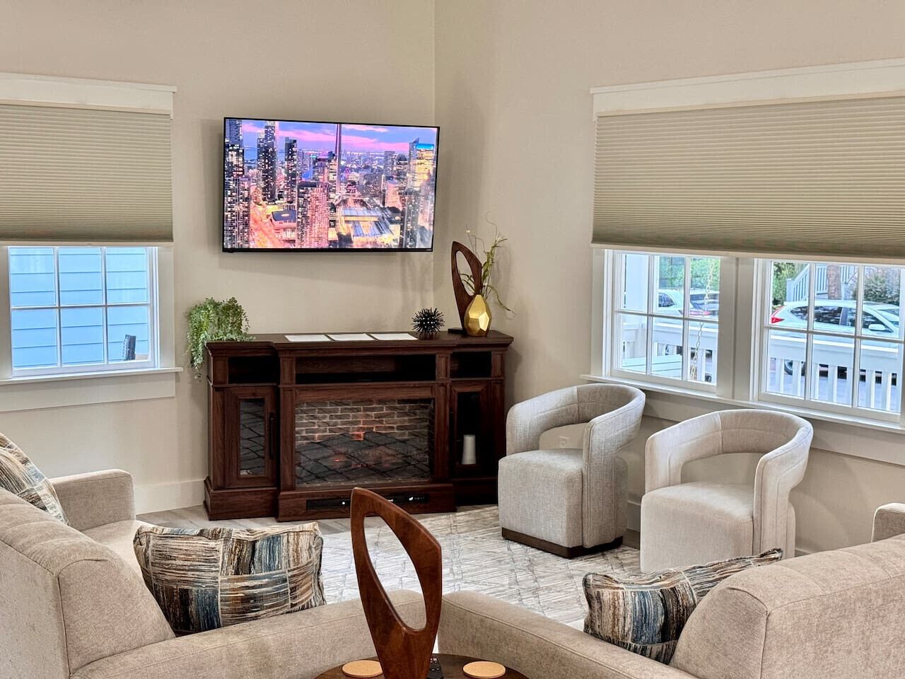 Een televisie en een stereo