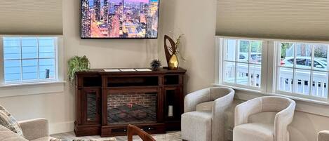 Een televisie en een stereo