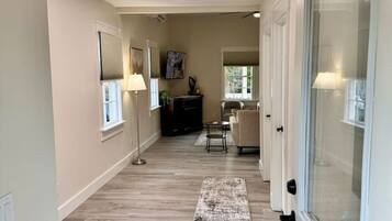 Een televisie en een stereo