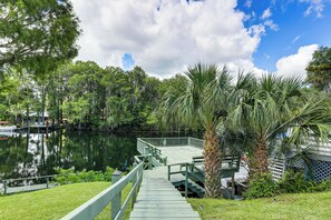 Guests can enjoy serene lake views from the dock, surrounded by lush greenery and a tranquil atmosphere.